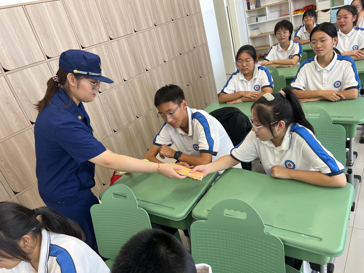 消防宣传员发放消防宣传品。 刘月摄