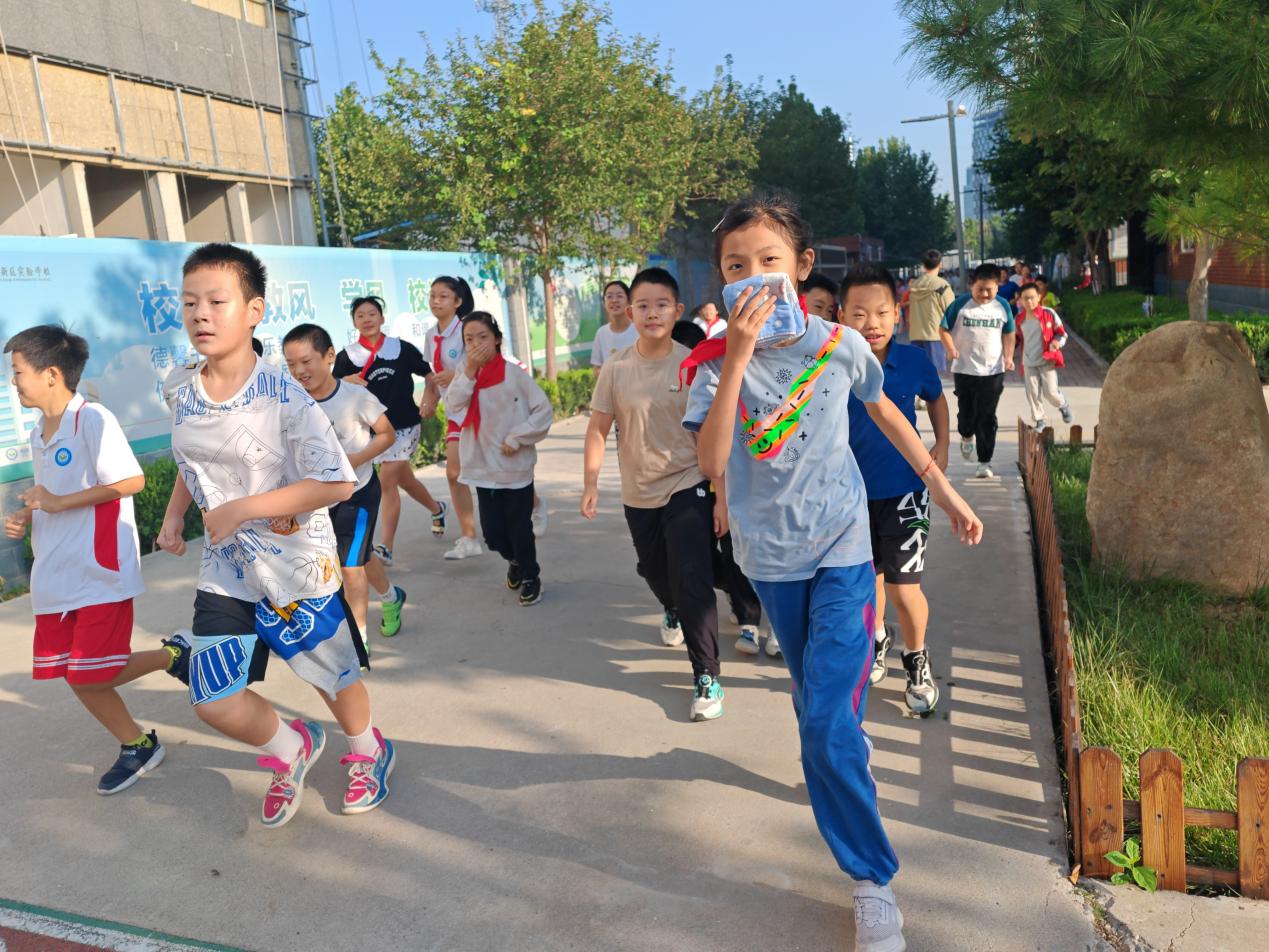 学生进行消防应急疏散演练。 齐东青摄