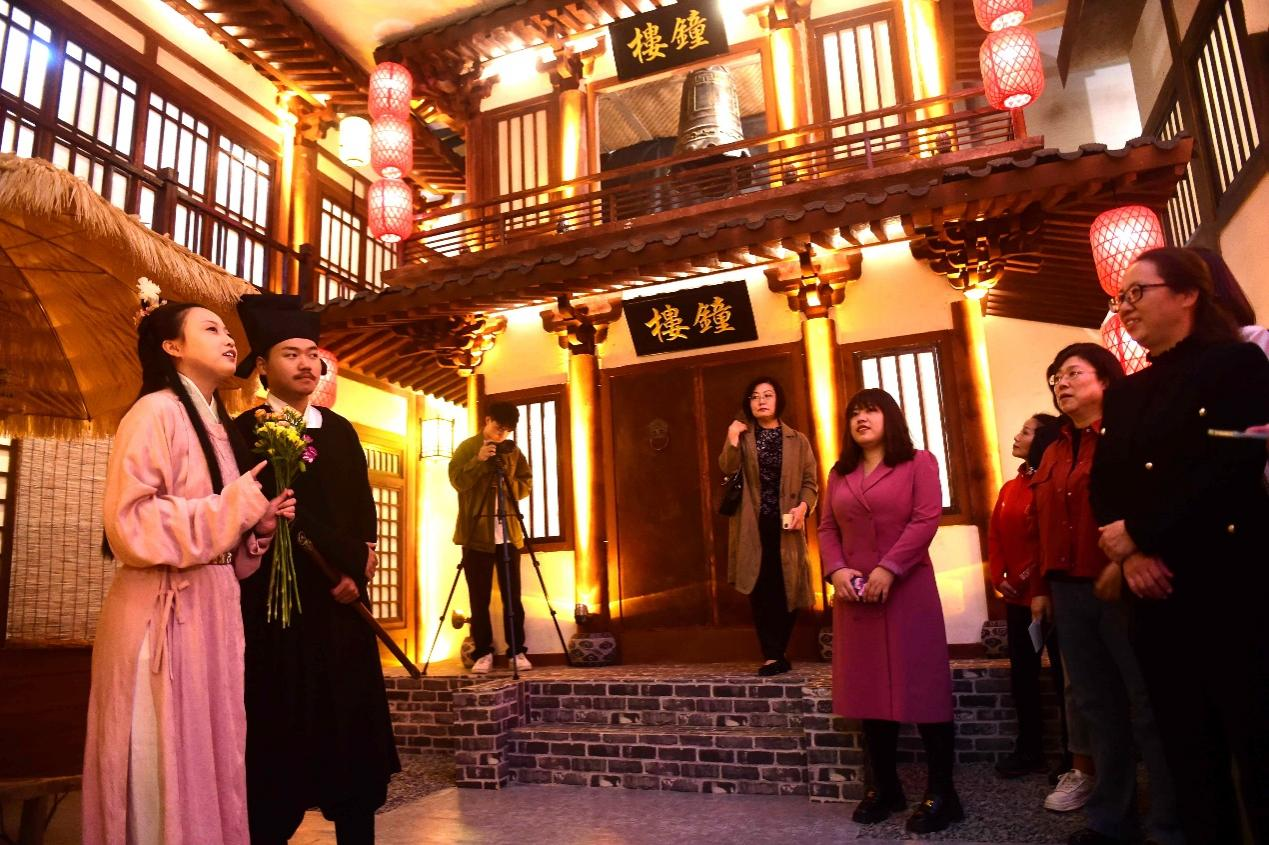 游客在V5區進行宋朝市井體驗。 傅新春攝