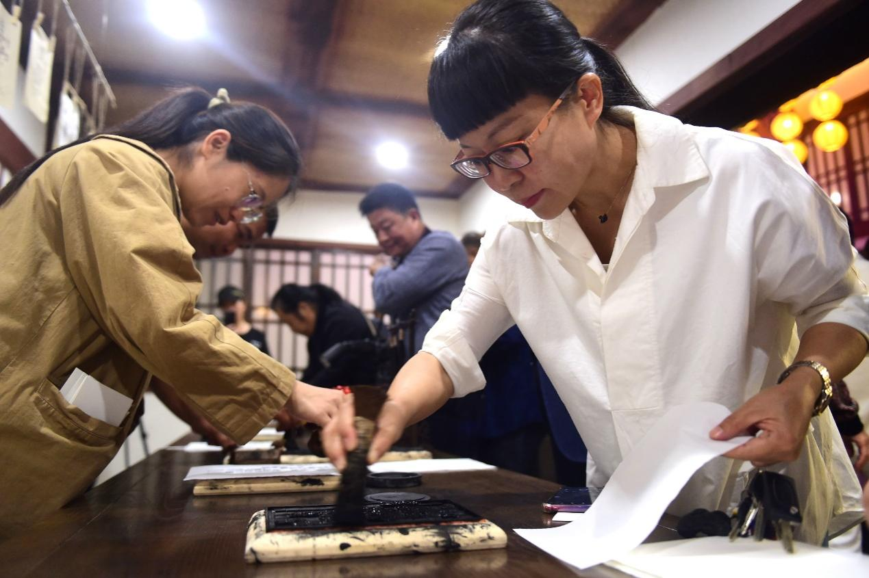 游客在體驗活字印刷術。 傅新春攝