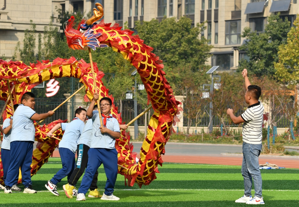 10月12日，在滄州市重慶路小學，小學生在老師指導下練習舞龍。 苑立偉攝