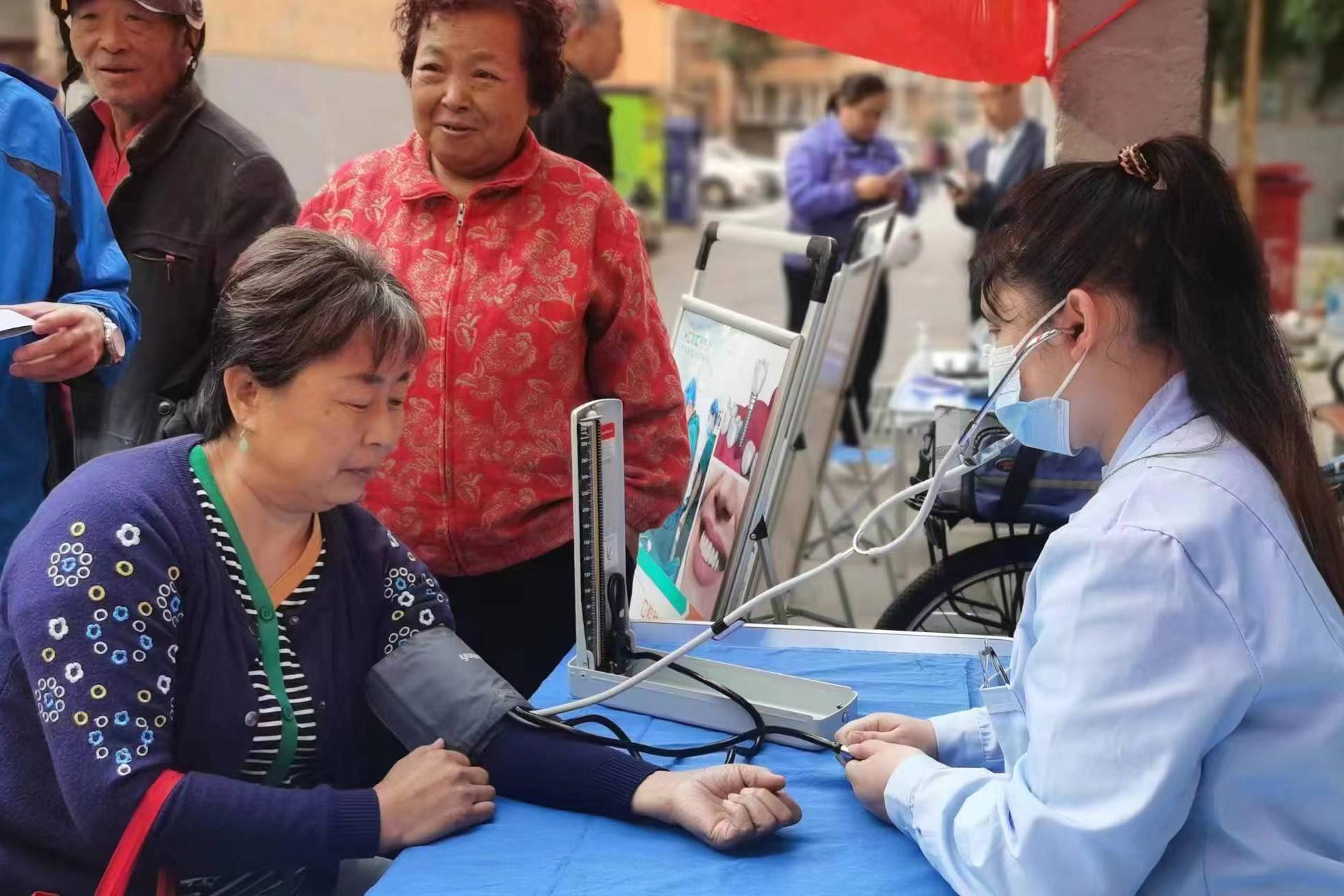石家庄市桥西区彭后街道开展义诊进社区活动。 张卫宵摄