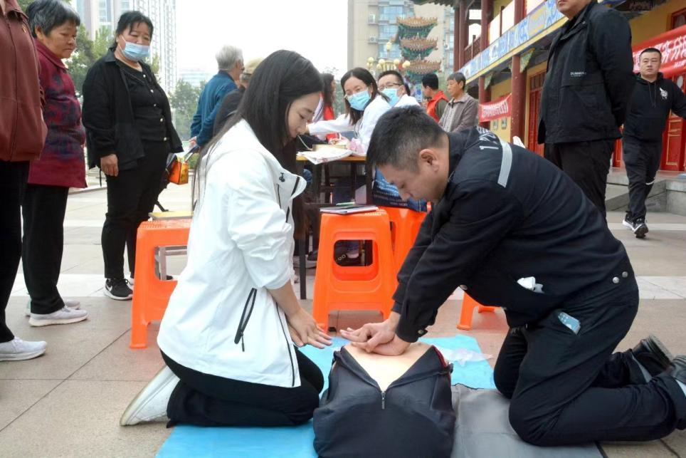 志願者為群眾講解救急知識。 李楠攝