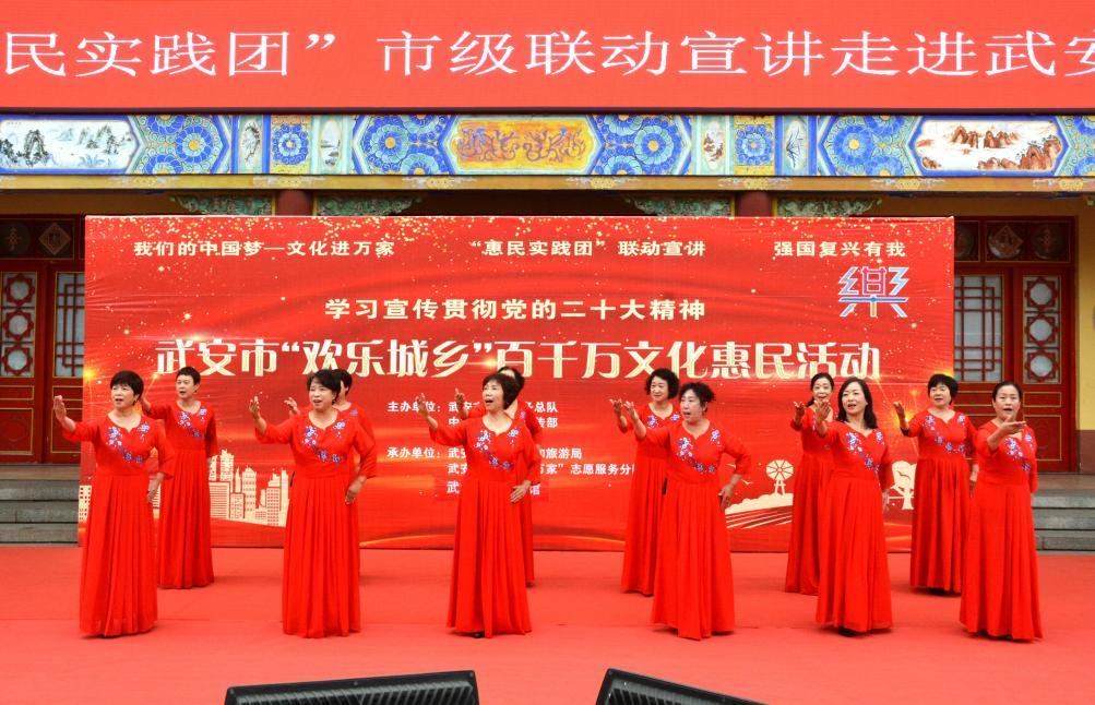 文藝志願者為群眾表演節目。 李楠攝