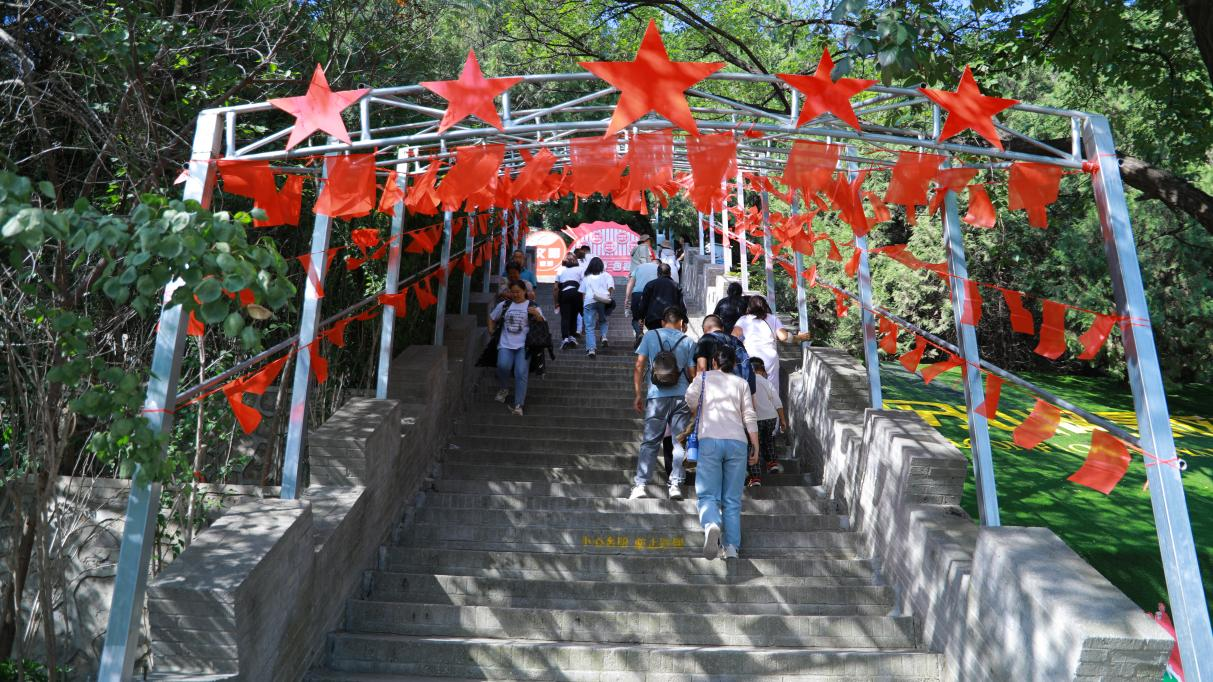 10月15日，游客在“重走英雄路”中了解革命的故事、英雄的事跡。 左小東攝