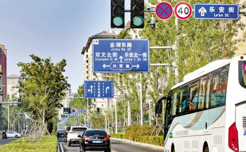 10月3日，雄安新区容东片区乐安街，车辆顺畅通行。 刘光昱摄