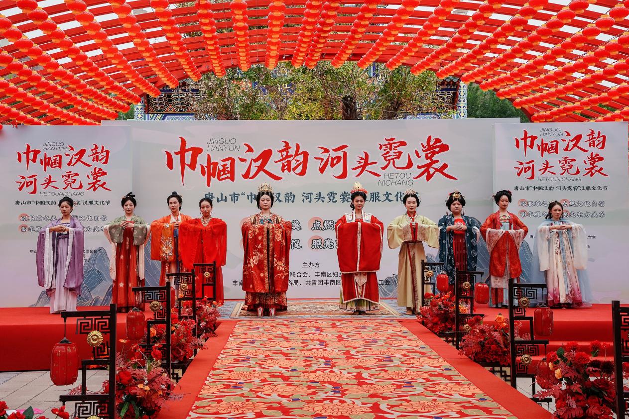 身着汉服的展演选手为观众带来视觉盛宴。 李福政摄