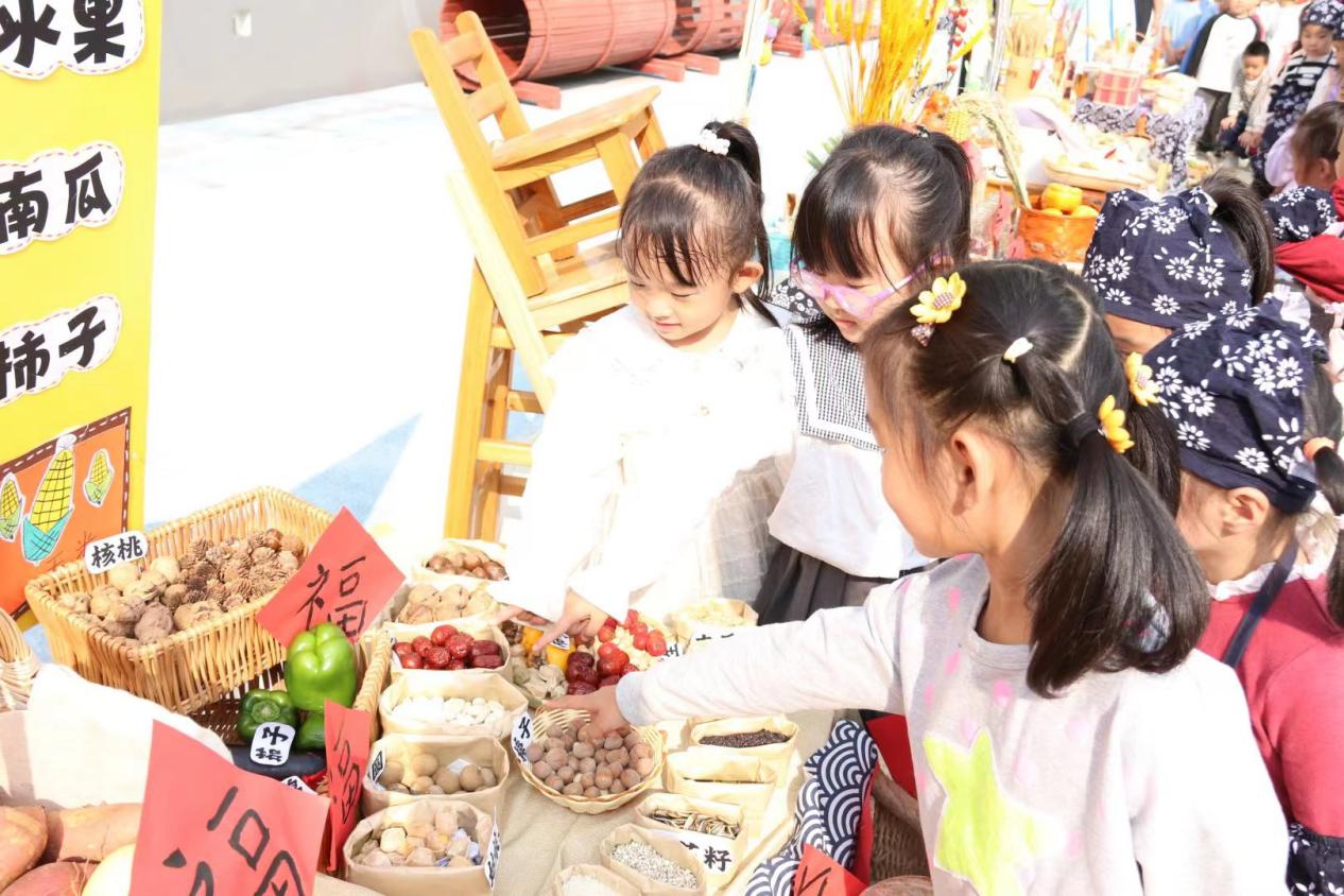 孩子們參觀展覽、駐足欣賞。 王新睿攝