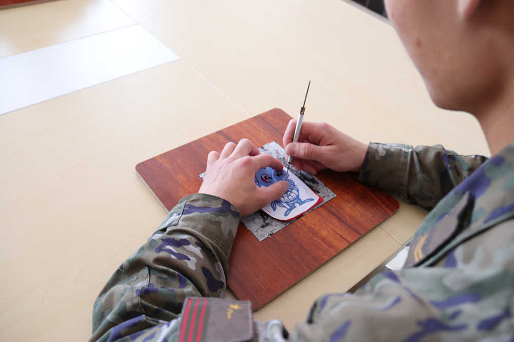 蔚县中队官兵开展剪纸创作。 张济弢摄