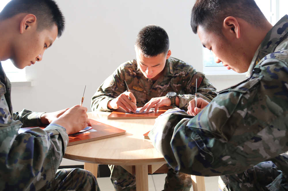 蔚县中队官兵开展剪纸创作。 张济弢摄