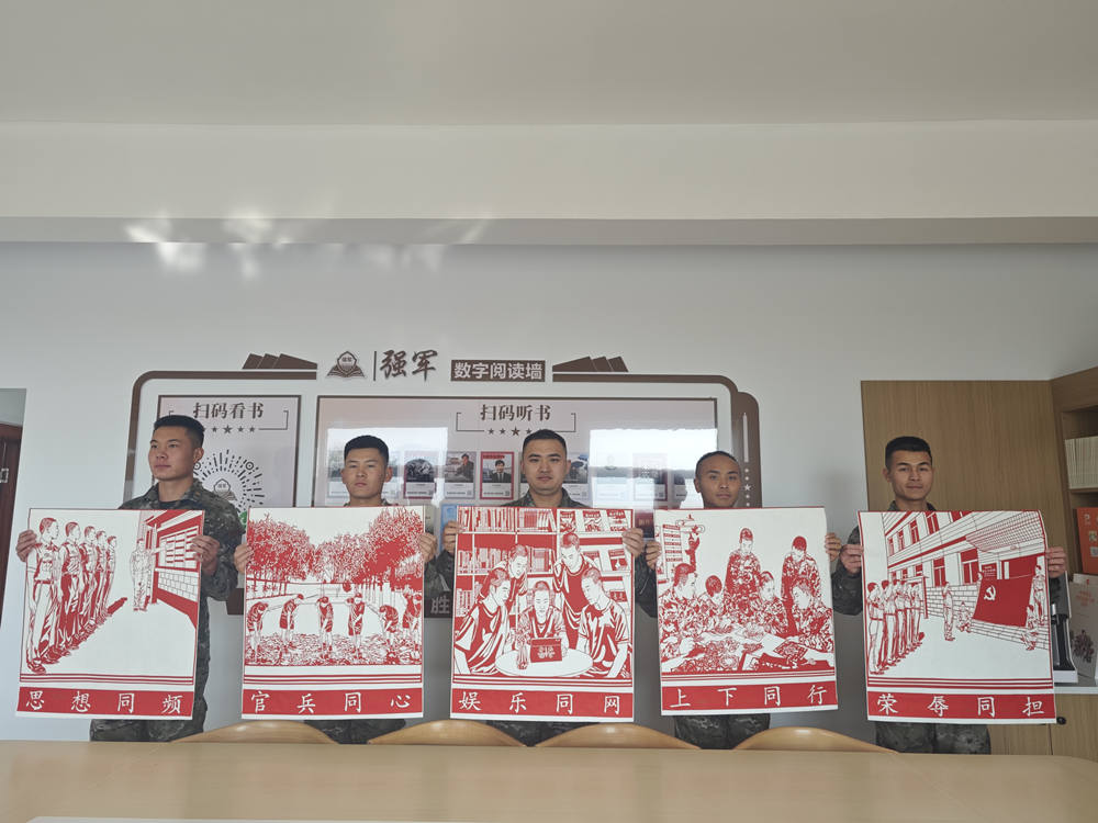 蔚县中队官兵与剪纸作品合影留念。 张济弢摄
