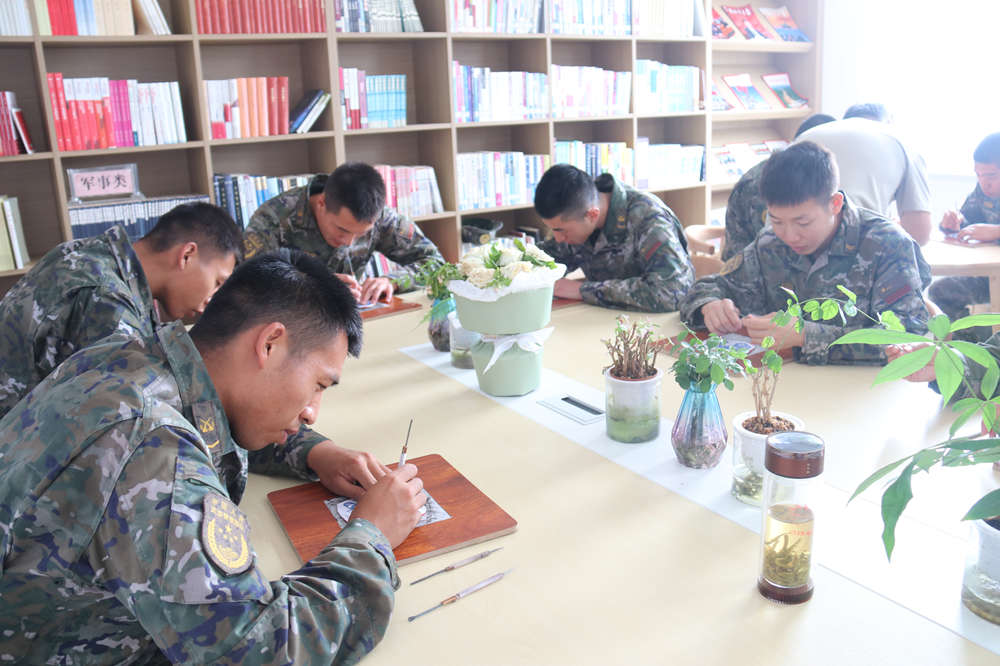 蔚縣中隊官兵進行剪紙創作。 姜宇攝