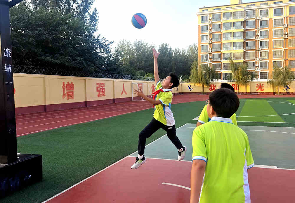 体育运动丰富校园生活。 苑少宁摄