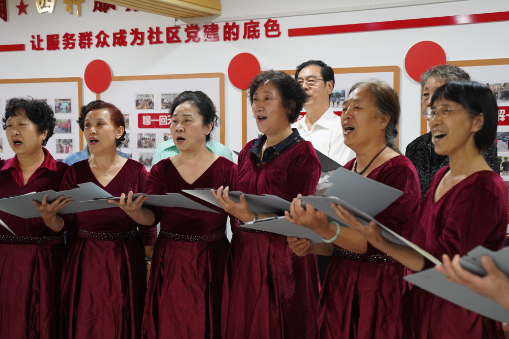 在桥西区仓北社区的老年大学,合唱队员们正在排练演出曲目。 吴梦莹摄