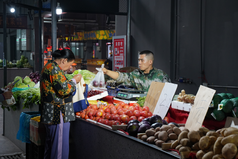 临近社区的槐安桥便民市集,为社区居民买菜提供便利。 吴梦莹摄