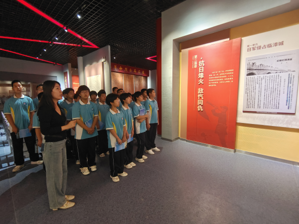 “惠民實踐團”聯動宣講員在烈士紀念館為學生代表宣講。 李時城攝