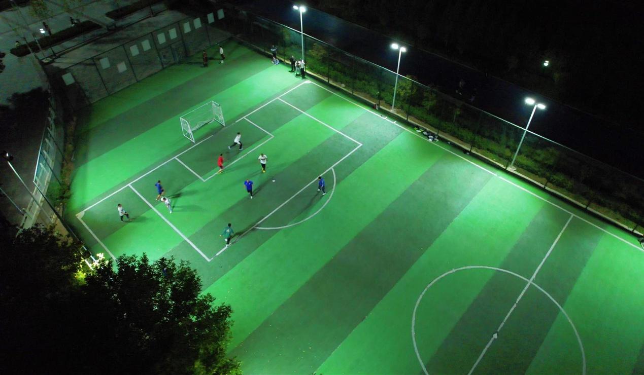 望都縣居民在公園足球場地踢足球。 栗志安攝
