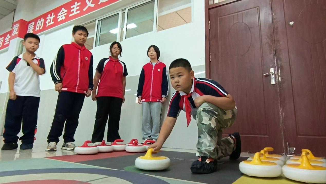 望都县小学生在进行陆地冰壶练习。 刘威摄