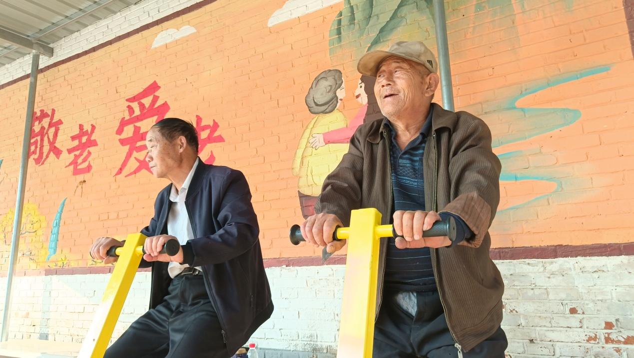 望都县村民在健身广场健身。 刘威摄