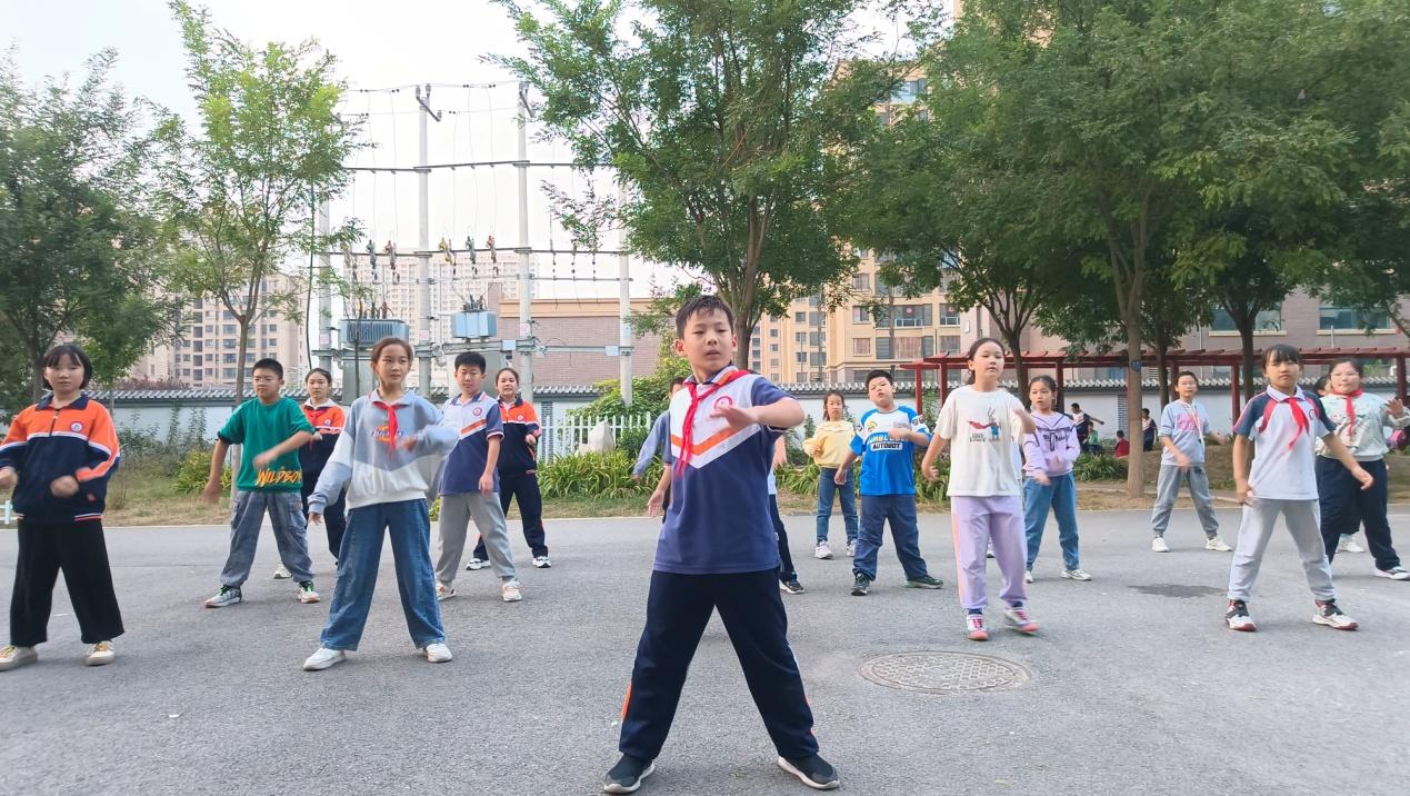 望都县小学生集体练习曳步舞。 刘威摄