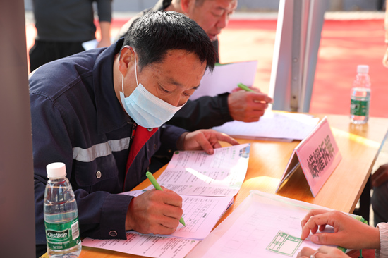 綜合服務大廳內企業負責人登記用工需求。 趙端攝