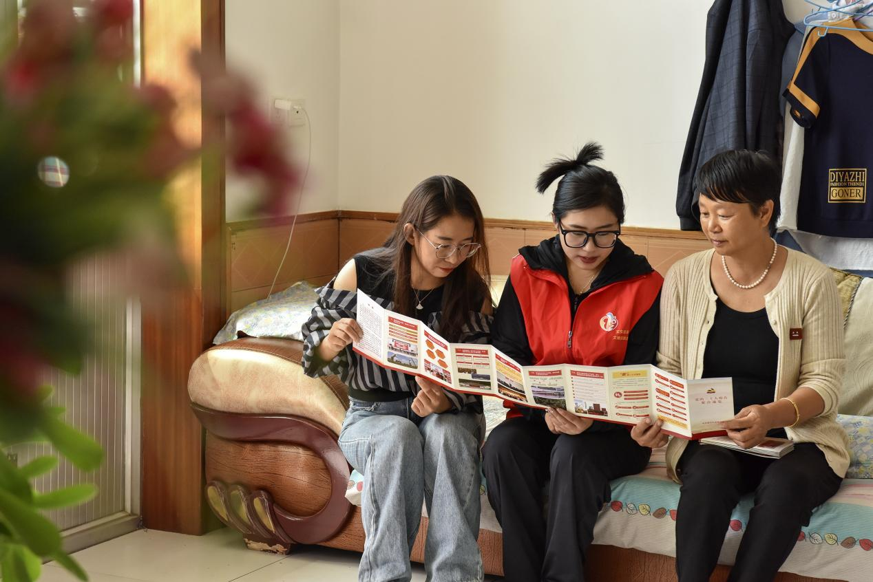 在文安县史各庄镇北辛庄村村民家中，青年宣讲志愿者正在开展宣讲。 高丹钰摄