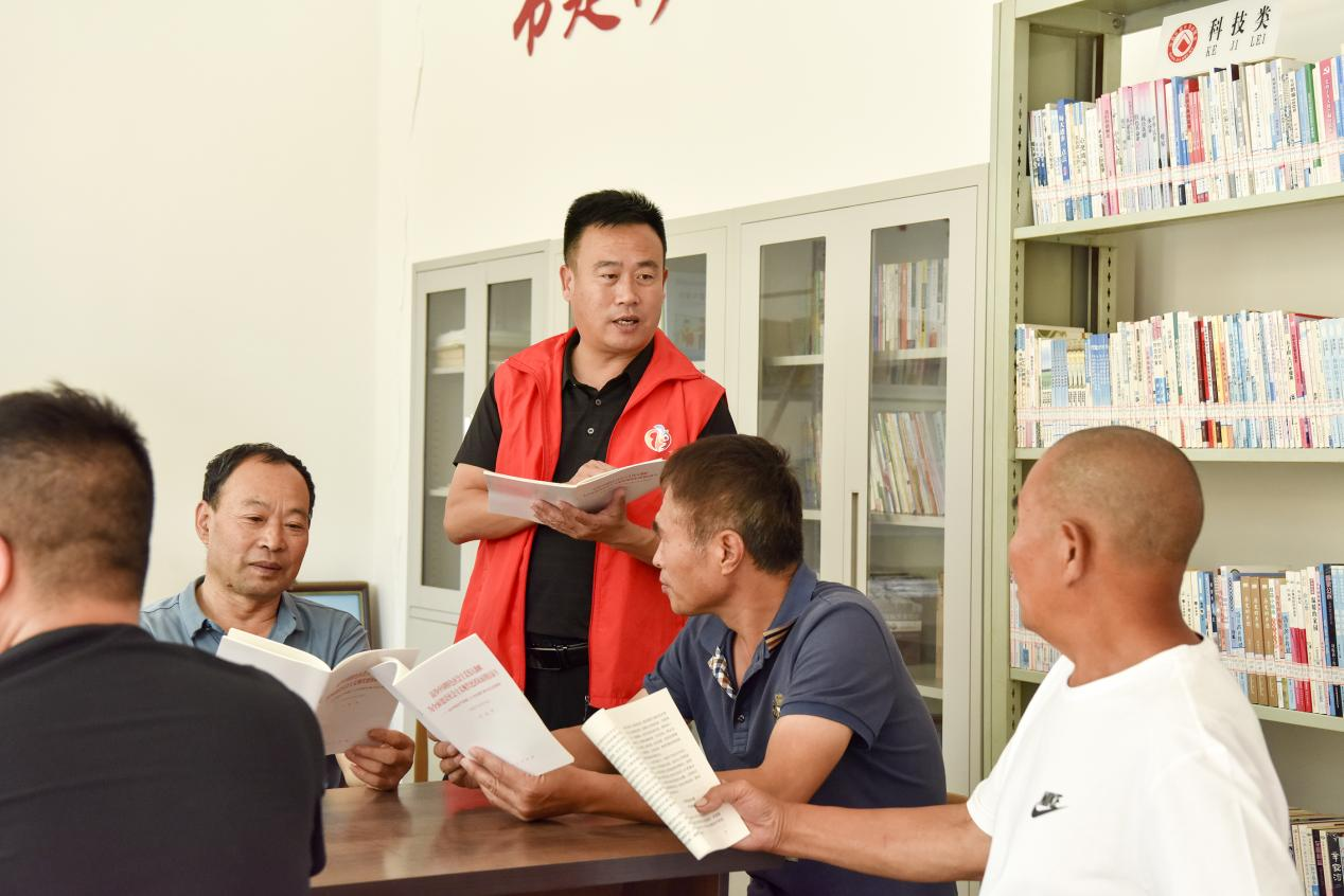 在文安县大围河乡东羊町村，党员志愿者正在宣讲党和国家的新理论。 高丹钰摄