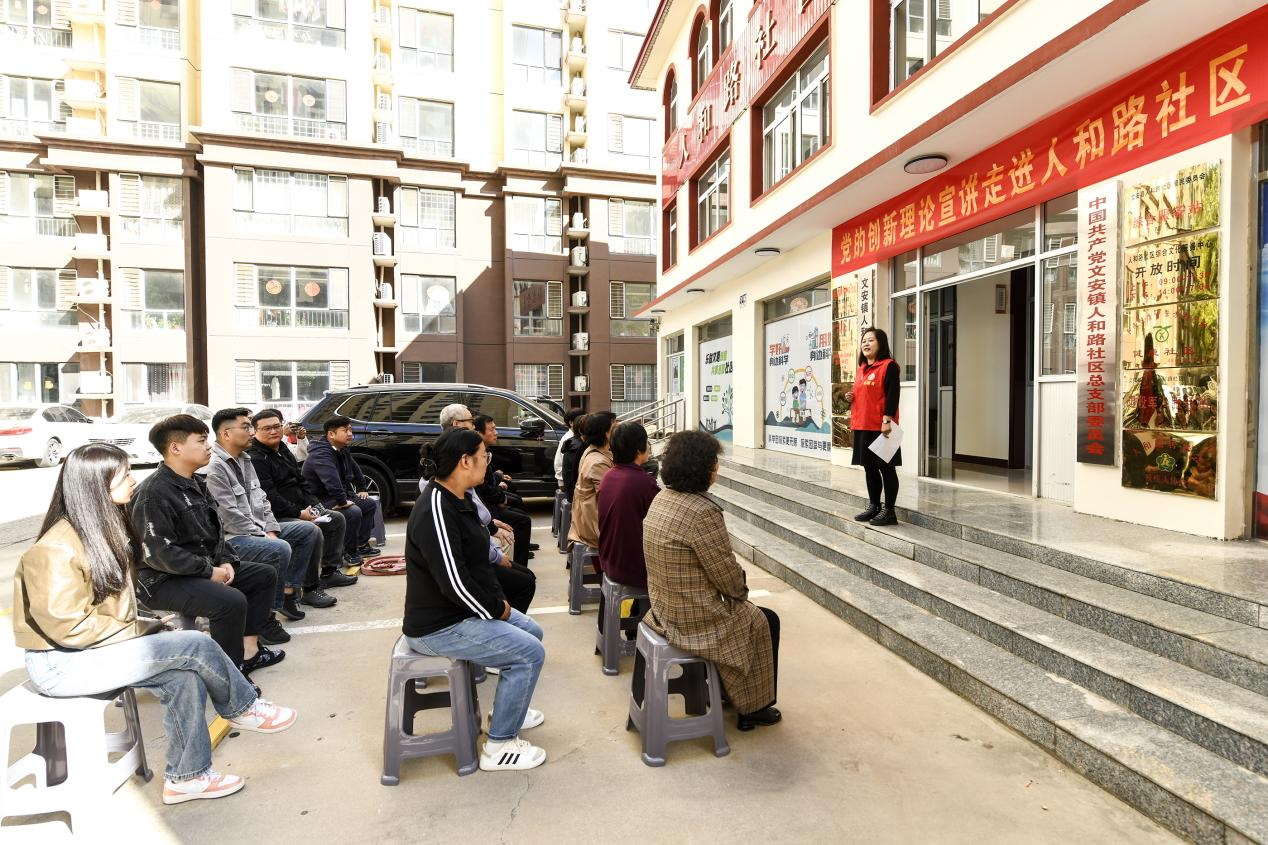 在文安县人和路社区党群服务中心，一场别开生面的党的创新理论宣讲会开讲。 高丹钰摄