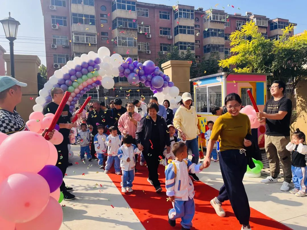 家长将孩子送入桥西区三幼幸福城幼儿园。 郑慧娟摄