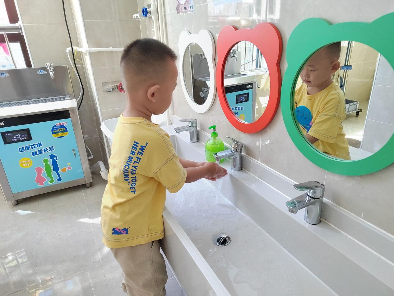 石家庄市一幼万科翡翠二期幼儿园的孩子在洗手。 申超摄