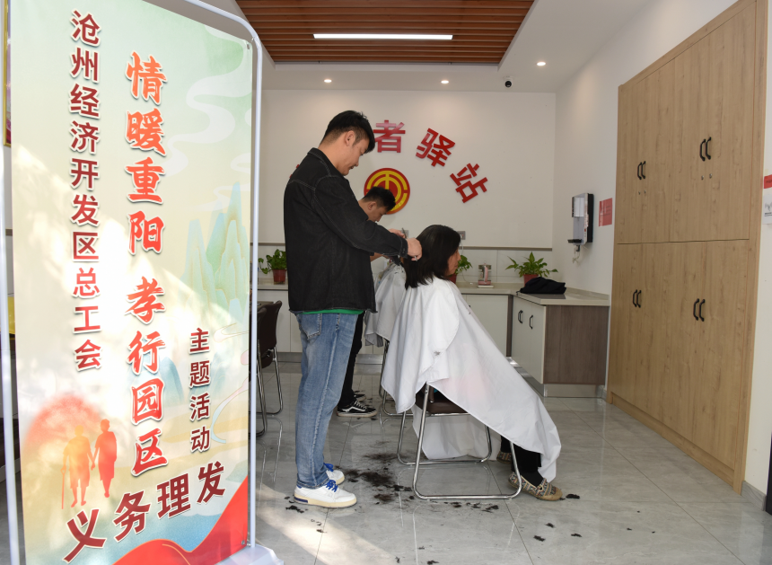 志愿者免费为老人义务理发。 胡祝源摄
