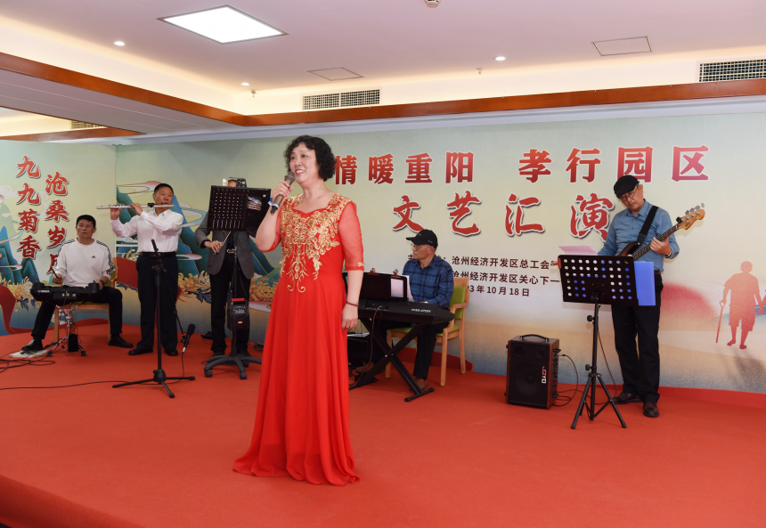 沧州经济开发区总工会组织文艺汇演慰问养老院老人。 胡祝源摄