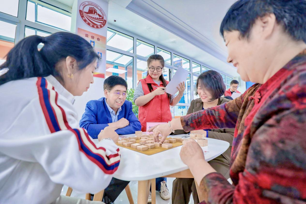 唐山市豐南區青年路街道的老人們正在參加“魔法四季”游戲比賽。 畢帥攝