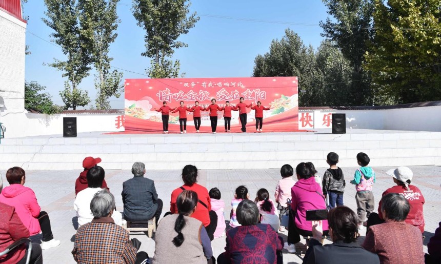 定州市長安路街道組織各村開展文藝匯演。 曹立峰攝