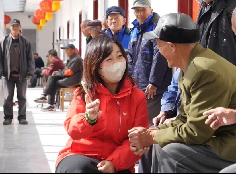 保定市企業家協會到勝利幸福院慰問並和在院老人促膝長談。 淶源縣委宣傳部供圖