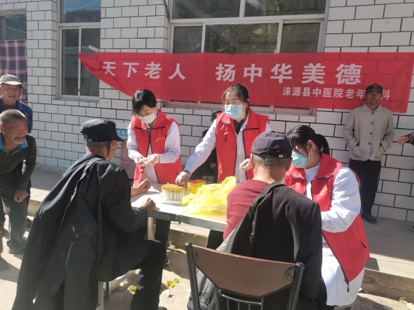 淶源縣中醫院到勝利幸福院為老人義診。 淶源縣委宣傳部供圖