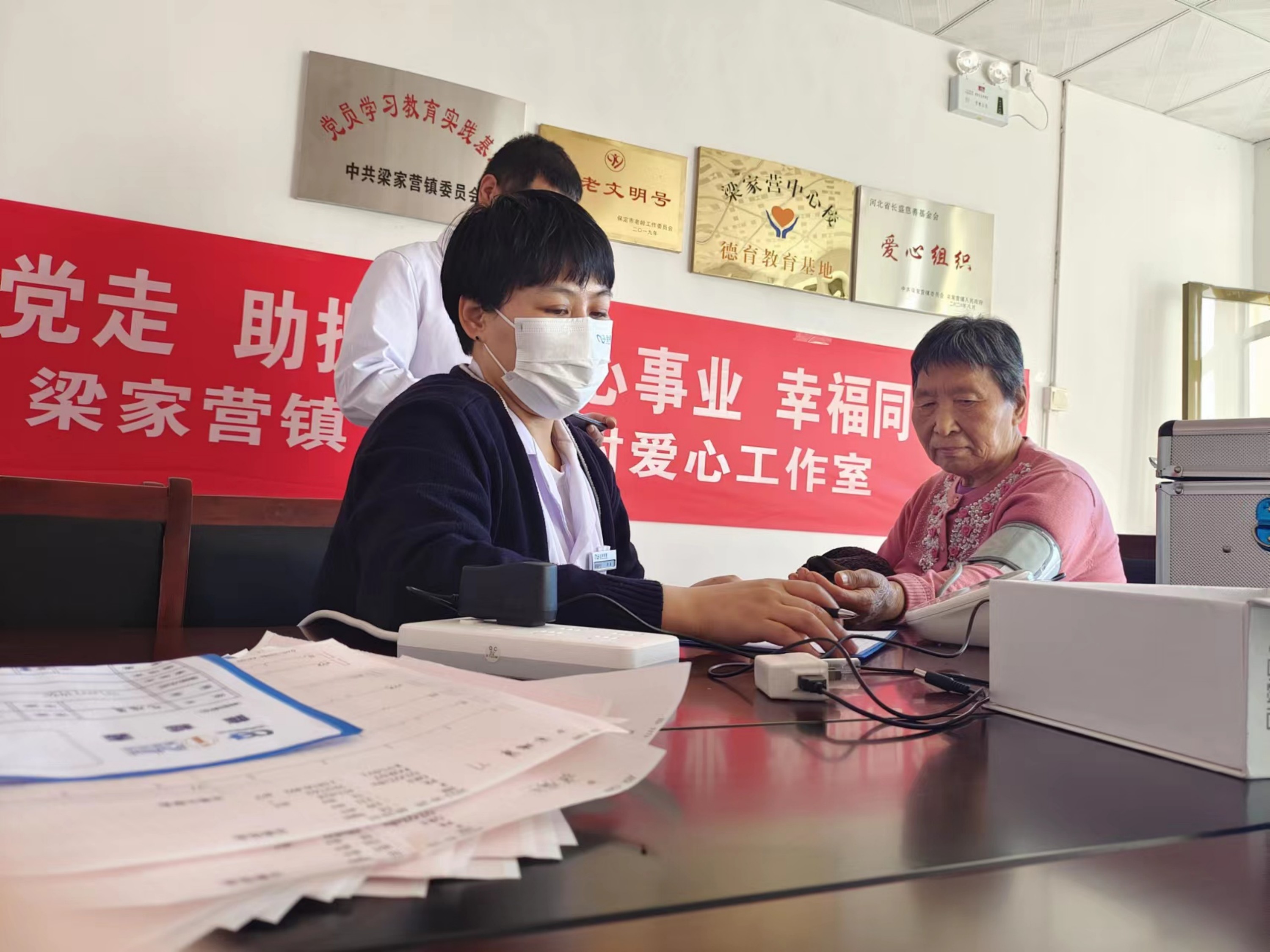 医护人员为老人量血压。 孙婧摄