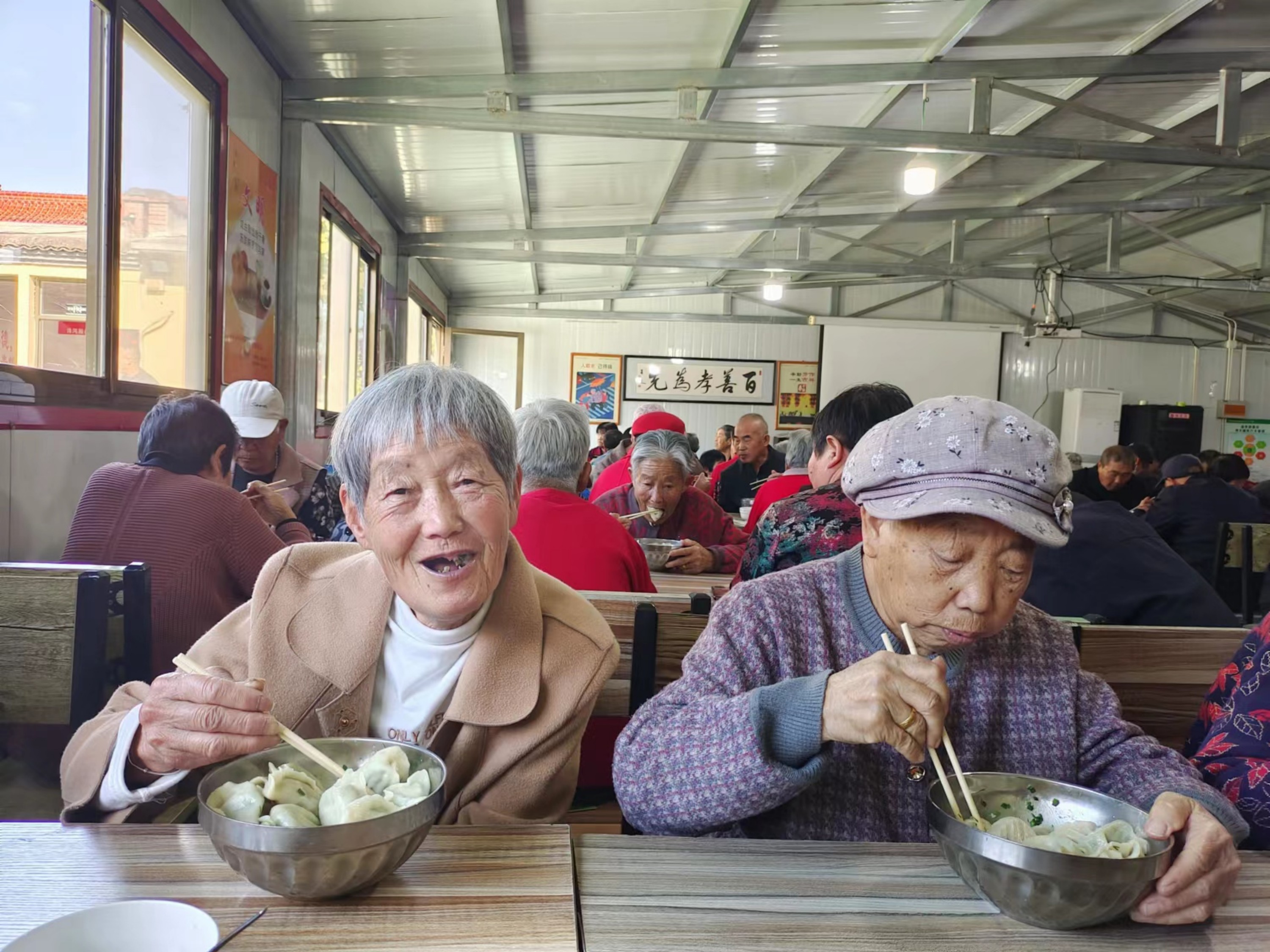 老人们在一起吃饺子、唠家常。 孙婧摄