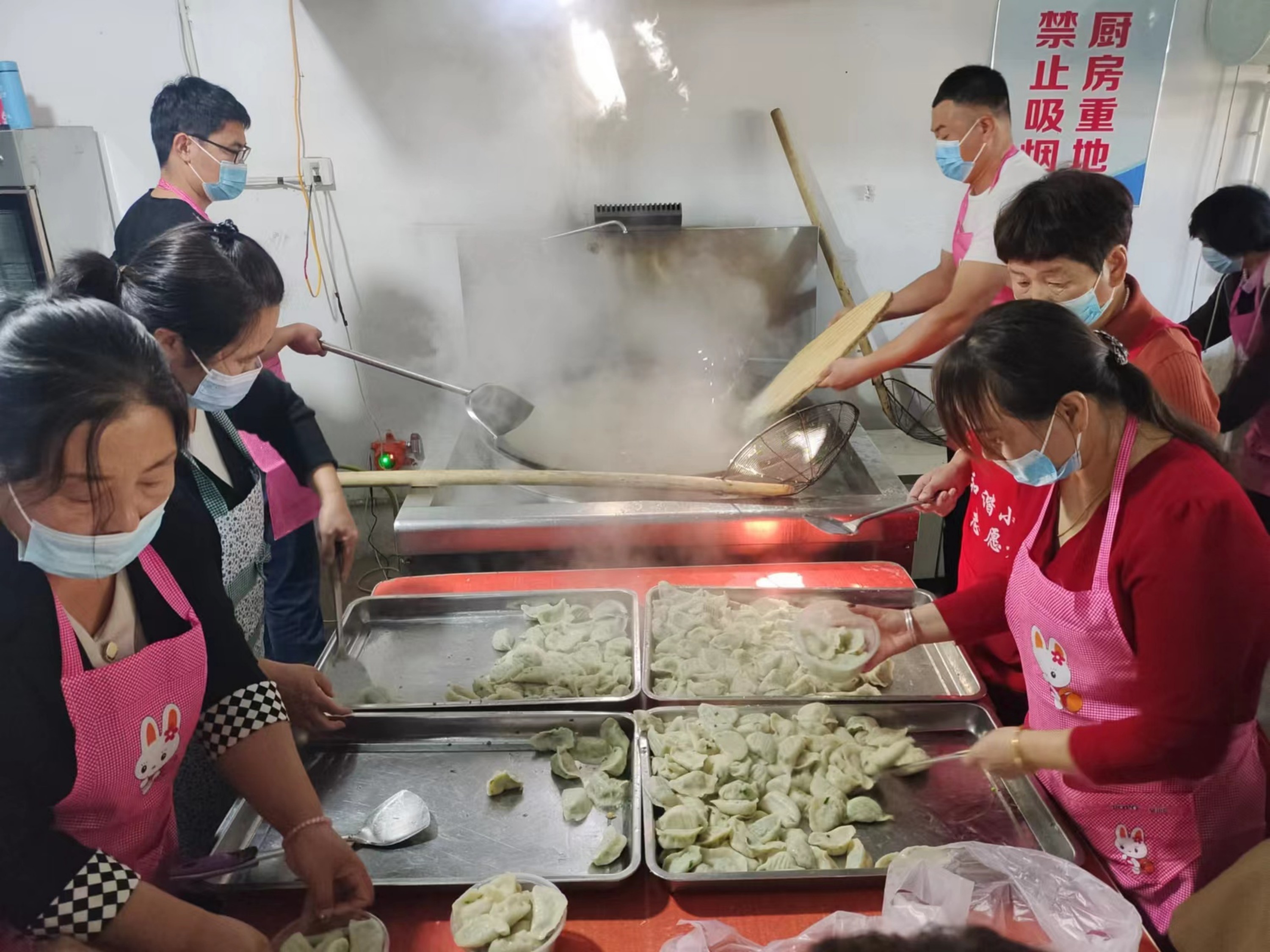 志愿者为老人们盛饺子。 孙婧摄
