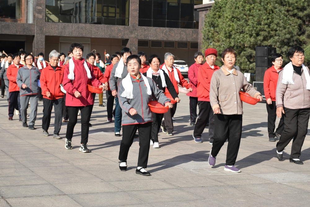 重阳节趣味运动会运动员入场。 袁子娟摄
