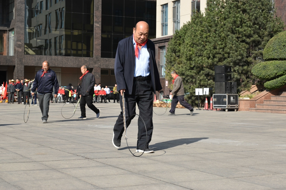 老人在参加“推铁环”比赛。 袁子娟摄