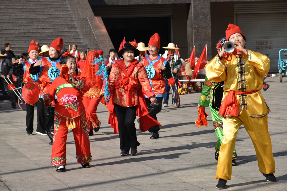 重阳节趣味运动会上的文艺表演。 袁子娟摄