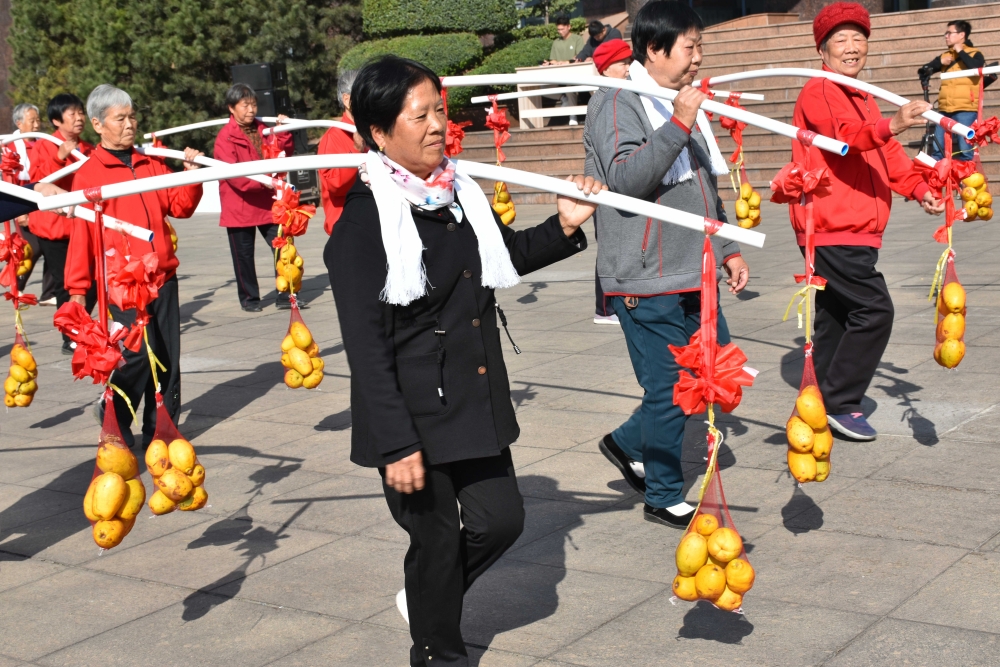 重阳节趣味运动会挑土豆比赛。 袁子娟摄