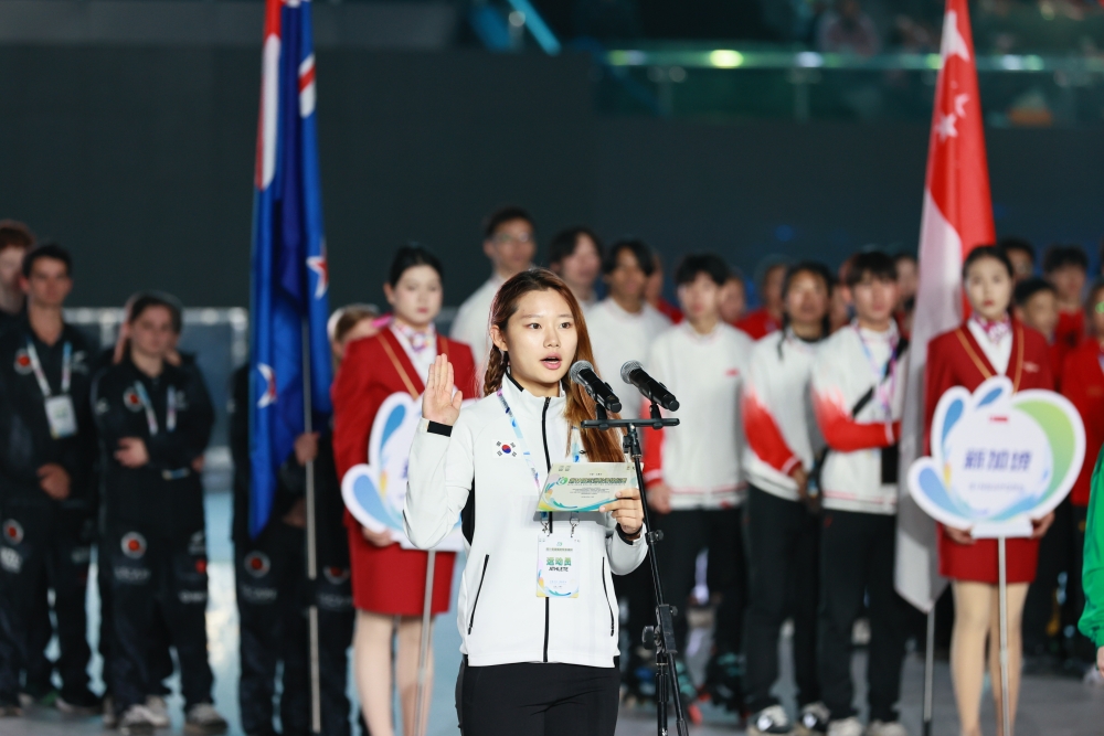 第19届亚洲轮滑锦标赛开幕式现场，运动员代表宣誓。 吴宇涛摄