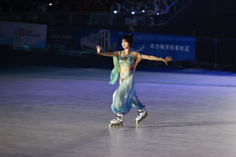 第19届亚洲轮滑锦标赛开幕式现场轮滑表演。 吴宇涛摄