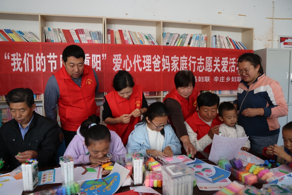 “爱心代理爸妈”与孩子们一起做手工。 齐红雨摄