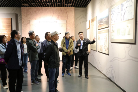 10月21日，诗人代表在易县博物馆采风调研，了解易水文化。 宿雅男摄