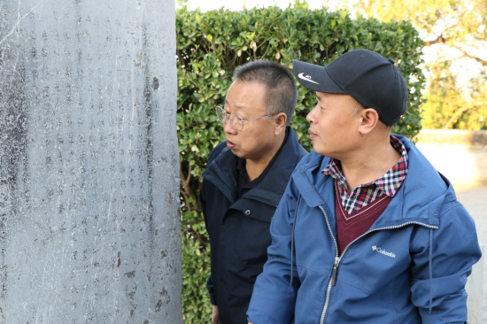 10月21日，罗振亚（右2）、王永（右1）在易县荆轲塔采风，研究碑刻。 宿雅男摄