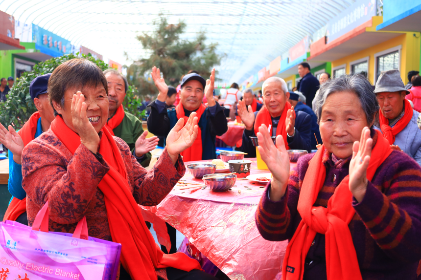 温塘镇温塘村活动现场。 王丽华摄