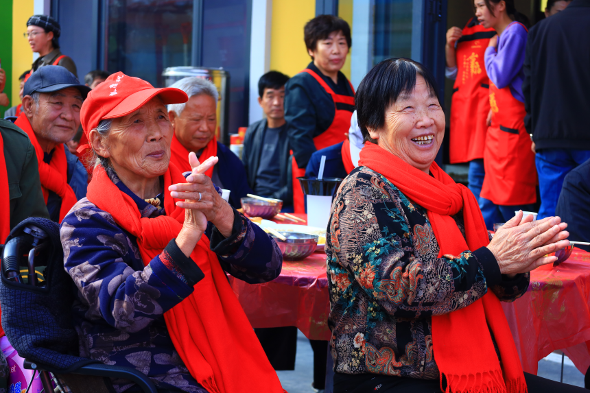 温塘镇温塘村活动现场。 王丽华摄